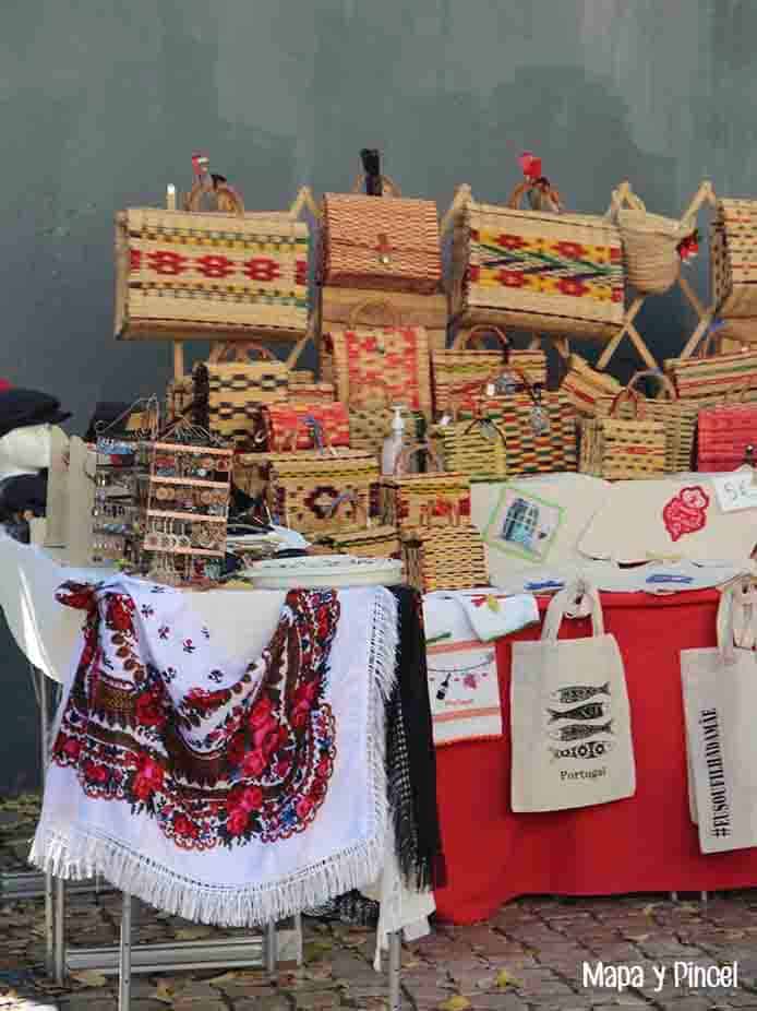 Mapa_y_Pincel_Lisboa_barrio_a _barrio _Alfama_Feria_da_Ladra