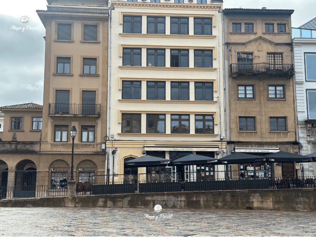 Terraza de El Llar de la Catedral en la Plaza de la Catedral de Oviedo