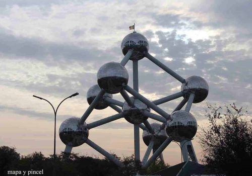 Vista en el horizonte del Atomium cuando sales del tren
